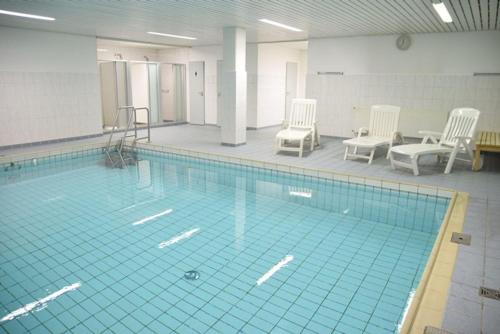 One-Bedroom Apartment with Shower image 2