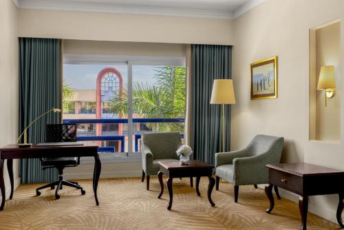 Junior Queen Suite image 6