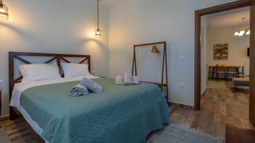 1 queen bed, 1 sofa bed