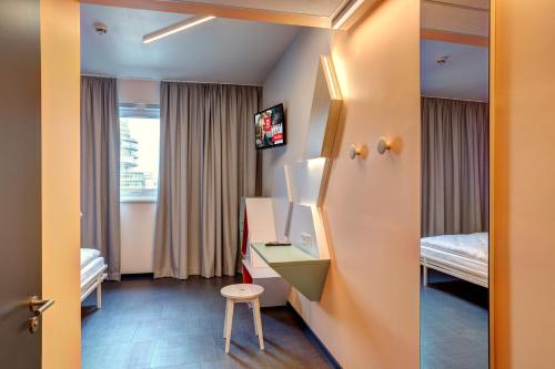 Double Room for Single Use image 4