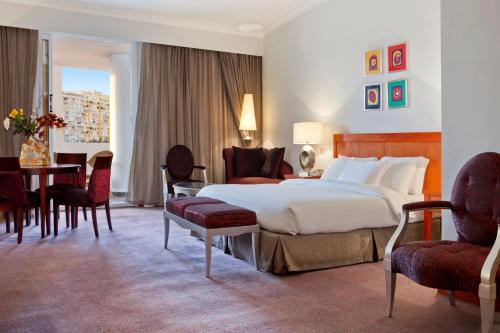 Executive Queen Room room in Hilton Alexandria Green Plaza
