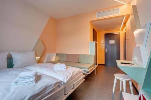 Standard Twin Room image 4