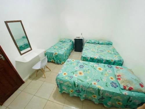 1 double bed, 2 twin beds