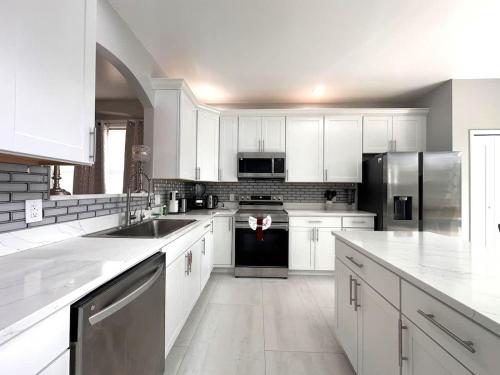 Luxury 6 Bd, 5 Bt, Private Pool, No Resort Fee -321 in Davenport, USA