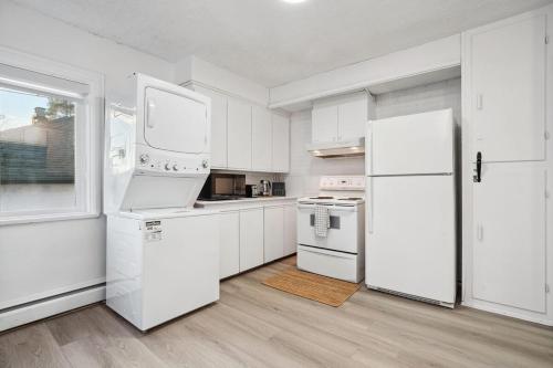 Spacious 3BR Family Home with Yard and Street Parking for 8