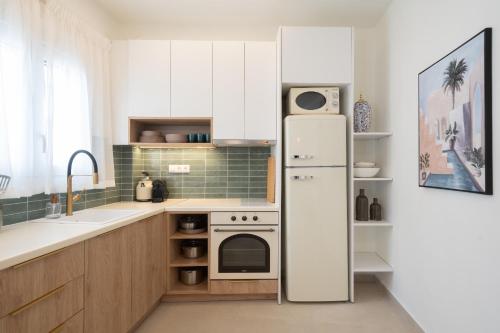 2BR Beatiful Apt In Thissio Near Agora & Acropolis - image 12