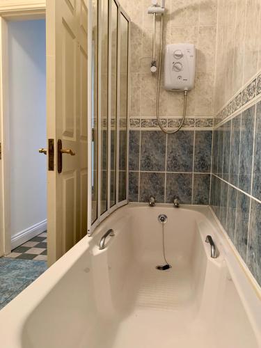 Shower, 4 Peak Apartment - Sea View in Bundoran