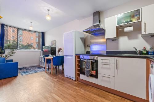 Modern Studio, Brum City Centre, Wi-fi, Smart Tv, Netflix, Prime video, Ps5, Gym gear, Easy access t near Temple of Relief