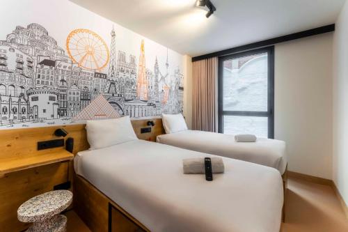 Twin Room image 9