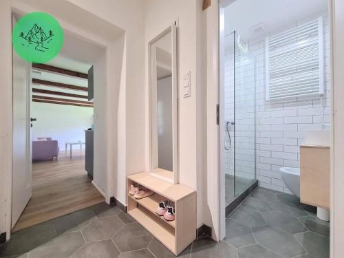 ห้องน้ำ, Apartmán s výhledem na Jezerní stěnu (Apartman s vyhledem na Jezerni stenu) in สปิชาก