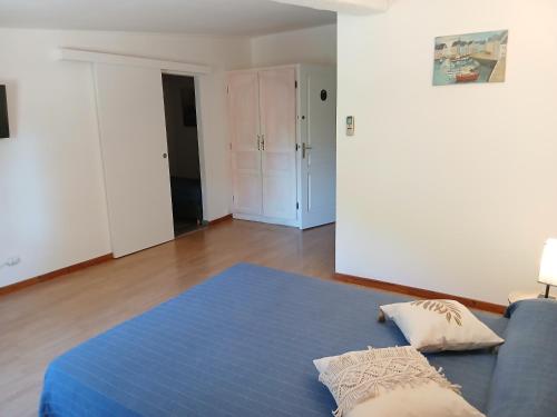 Family Room with Garden View image 10