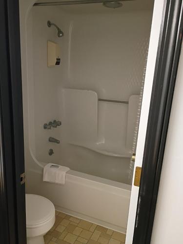 Canterbury Inn & Suites - image 14