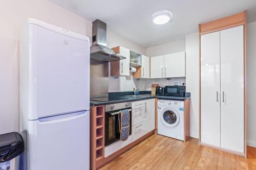 Modern Studio, Brum City Centre, Wi-fi, Smart Tv, Netflix, Prime video, Ps5, Gym gear, Easy access t near Temple of Relief