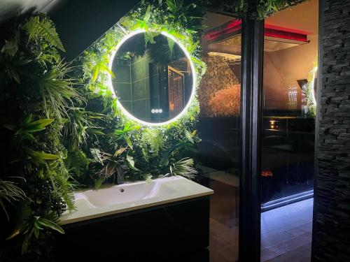 La Suite Oh la la - Duplex Jungle & Jacuzzi Privé (La Suite Oh la la - Duplex Jungle & Jacuzzi Prive) in 斯蒂澤姆奧方內姆