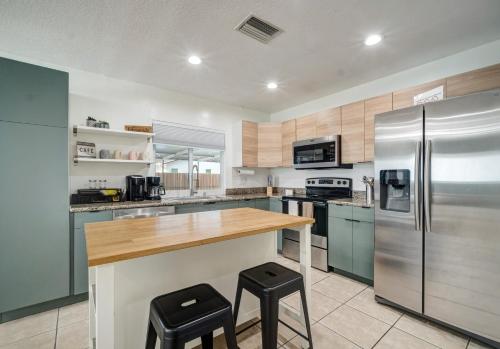 Sunrise Serenade - Sun-Soaked FLL Getaway - Pool - BBQ - Near Beaches in Sunrise