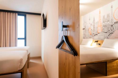 Twin Room image 7