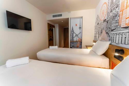 Twin Room image 4