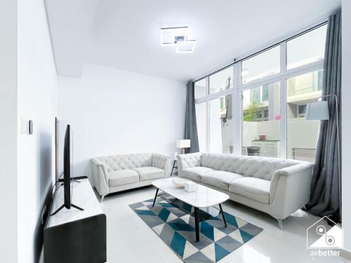 Luxury 3-Bedroom Duplex in Damac Hills & balcony, Dubaï