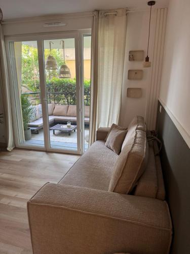 Antibes - studio terrasse et parking - piscine in Camp Long