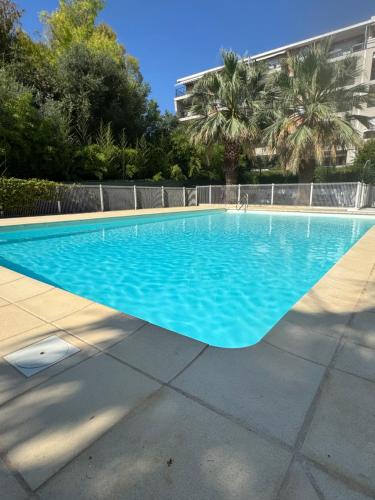 Antibes - studio terrasse et parking - piscine in Camp Long