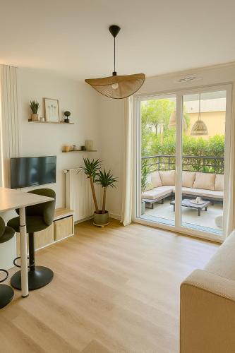 Antibes - studio terrasse et parking - piscine in Camp Long