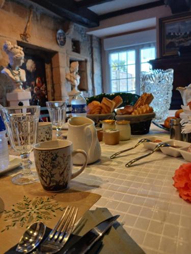 chambre d'hôtes avec petit déjeuner compris à Mégrit (chambre d'hotes avec petit dejeuner compris a Megrit) in Jugon-les-Lacs