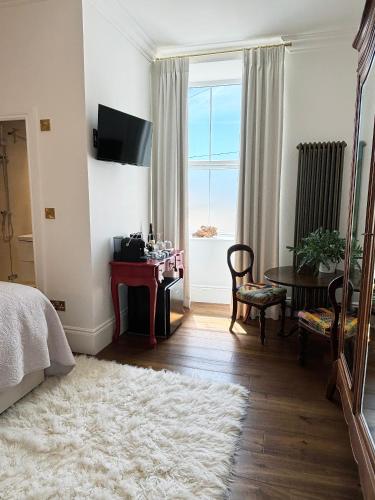 King Room image 7