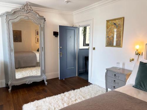 King Room image 8
