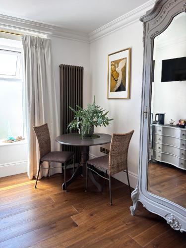 King Room image 7