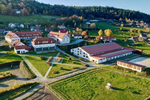 . Hotelový a jezdecký areál Dvůr Krutěnice