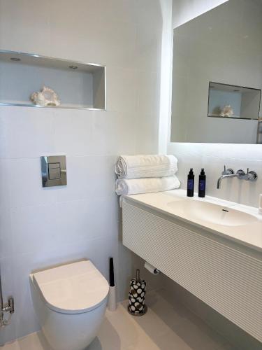 Deluxe Double Room with Balcony and Sea View image 4