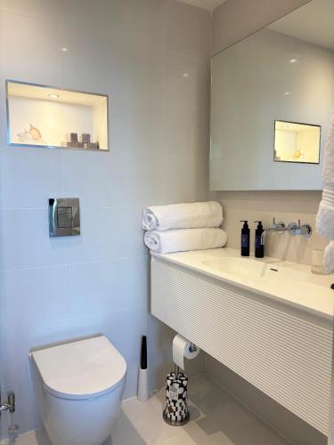 Deluxe Double Room with Balcony and Sea View image 10