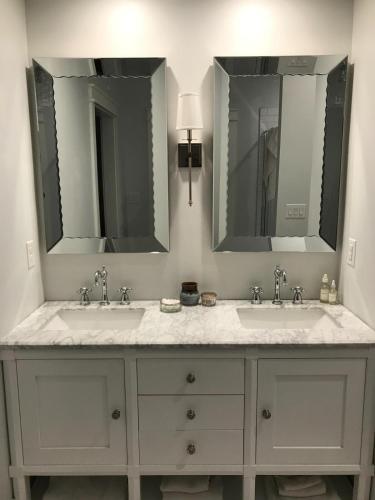 浴室, Wanderlust - completely renovated downtown cottage in 布里瓦德