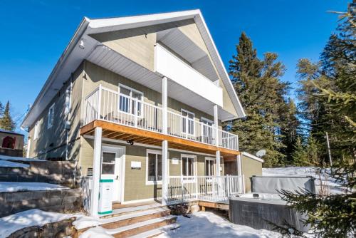 Chalet du Loup - Spa & Game room in Saint-Alexis-Des-Monts (QC)