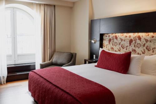 Luxury King Room image 7