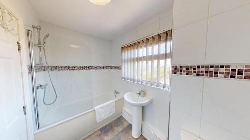 Zuhanyzó, 10 Mins to Airport Movie-Ready WM Parking in Halewood