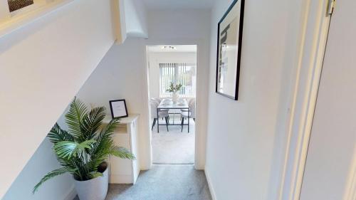 10 Mins to Airport Movie-Ready WM Parking in Halewood