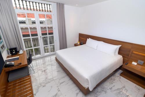 Standard King Room image 1
