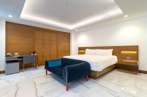 Standard King Room image 3