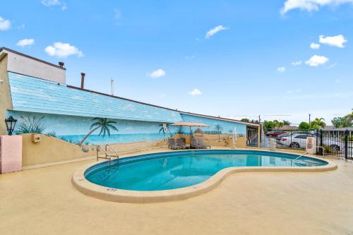 Úszómedence, Super 8 by Wyndham Lantana West Palm Beach in Lantana (FL)