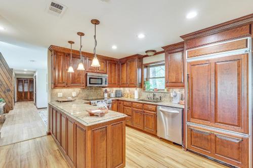 Waterfront Home with Playground Near DeGray and Caddo! in اركاديلفيا