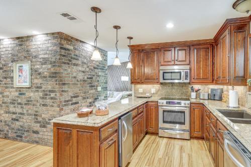 Waterfront Home with Playground Near DeGray and Caddo! in اركاديلفيا