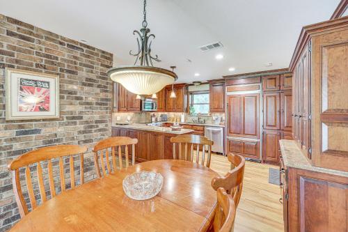 Waterfront Home with Playground Near DeGray and Caddo! in اركاديلفيا