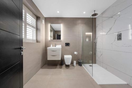 Luxury 5* Didsbury Family Home - Tap to explore photos
