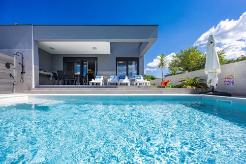 Modern Family Villas with Private Pool - Mia & Teo - Location, gîte - Loborika