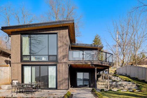 A szálláshely kívülről, Lakeview House by Leavetown Vacations in Young's Cove (ON)