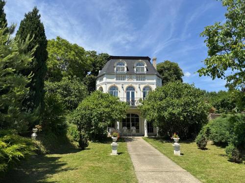 Viesnīcas āriene, Kastello in Kozármisleny