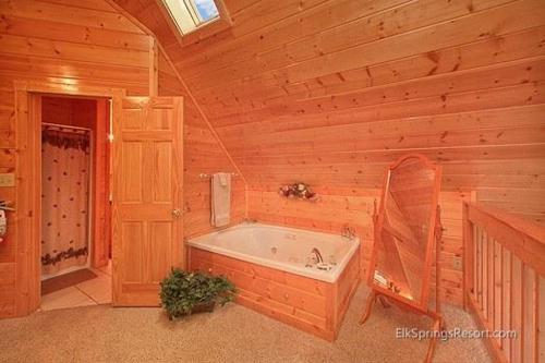 Casa de banho, Knotty Pine Delight Holiday home in Pittman center