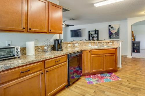 Tavares Retreat with Covered Patio and Private Yard in Tavares, USA