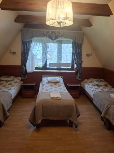 4 twin beds